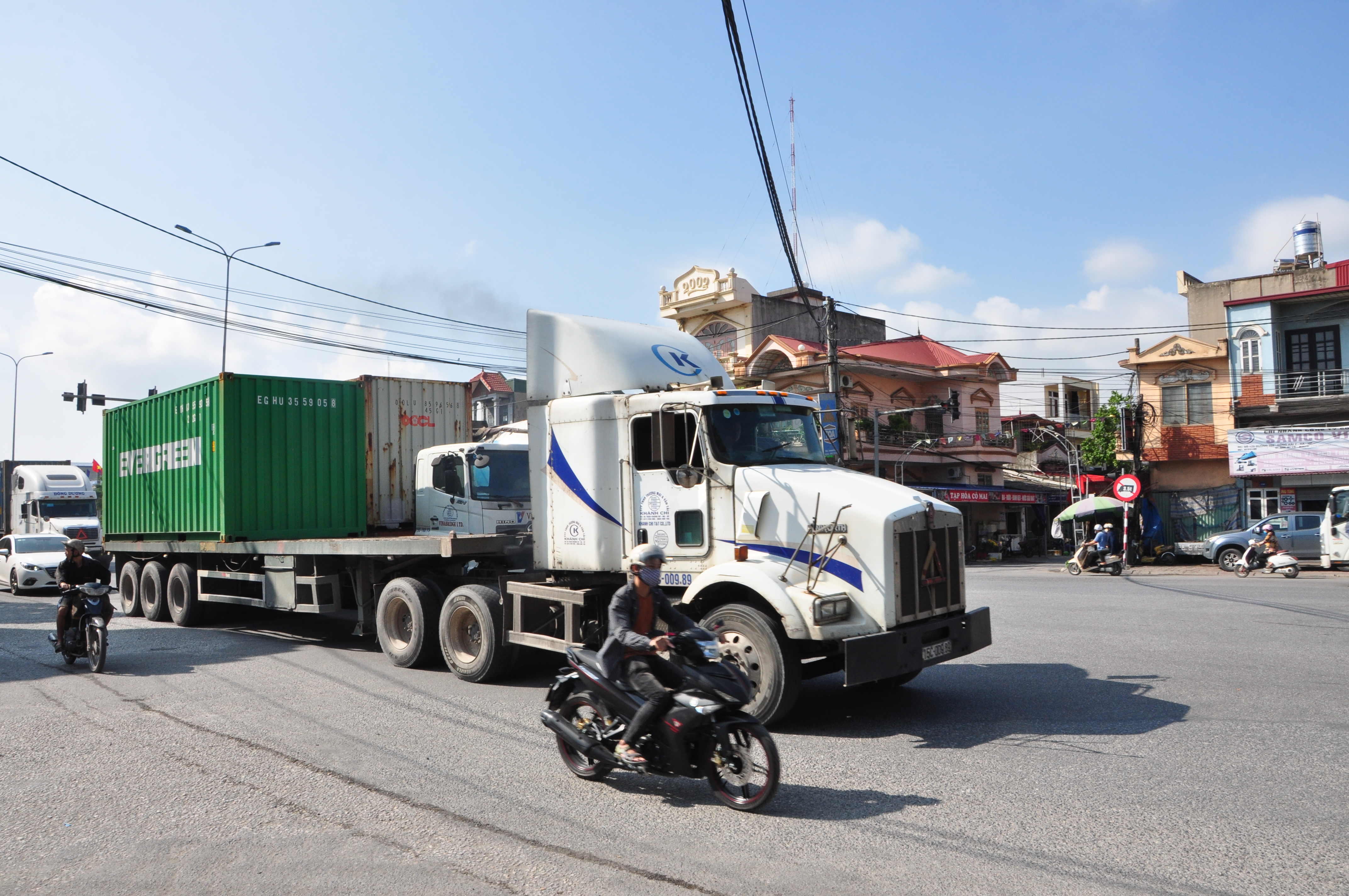 Tăng cường tuần tra, kiểm soát, xử lý vi phạm đối với  xe ô tô đầu kéo sơ mi rơ moóc, rơ-moóc